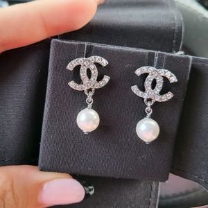 CHANEL 22S Pearl drop earrings